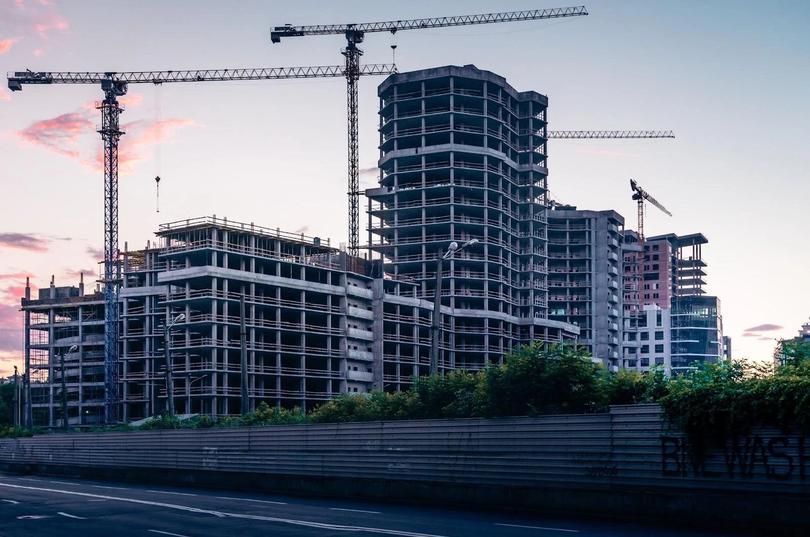 Tower cranes above a multi-storey building under construction